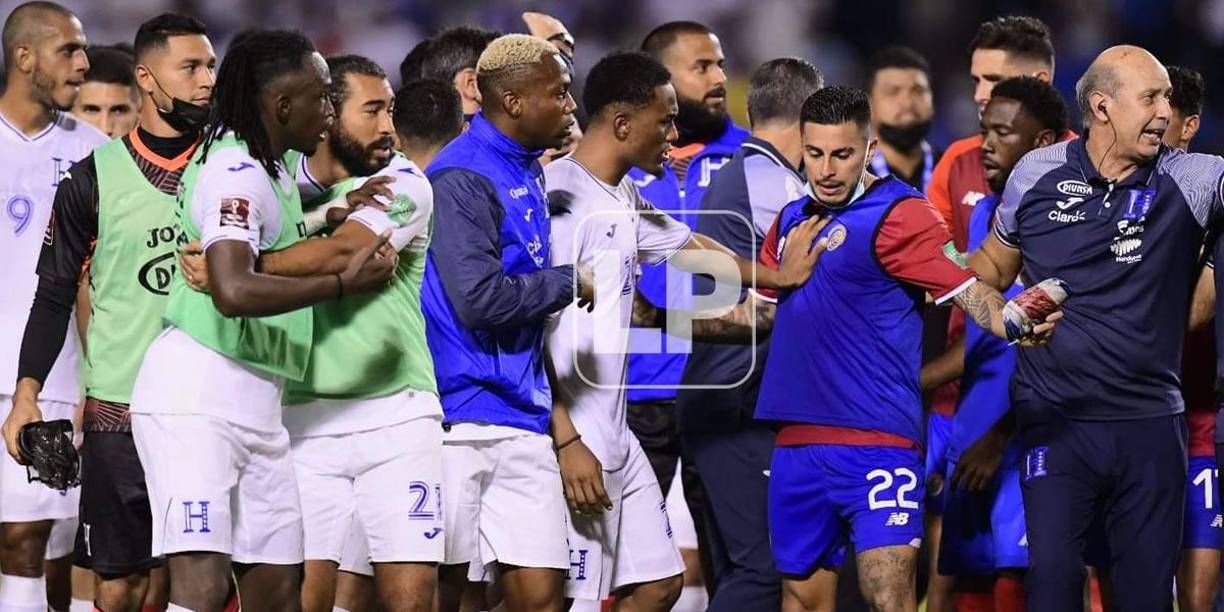 Tras el pitazo final, jugadores de Honduras y Costa Rica protagonizaron un zafarrancho.