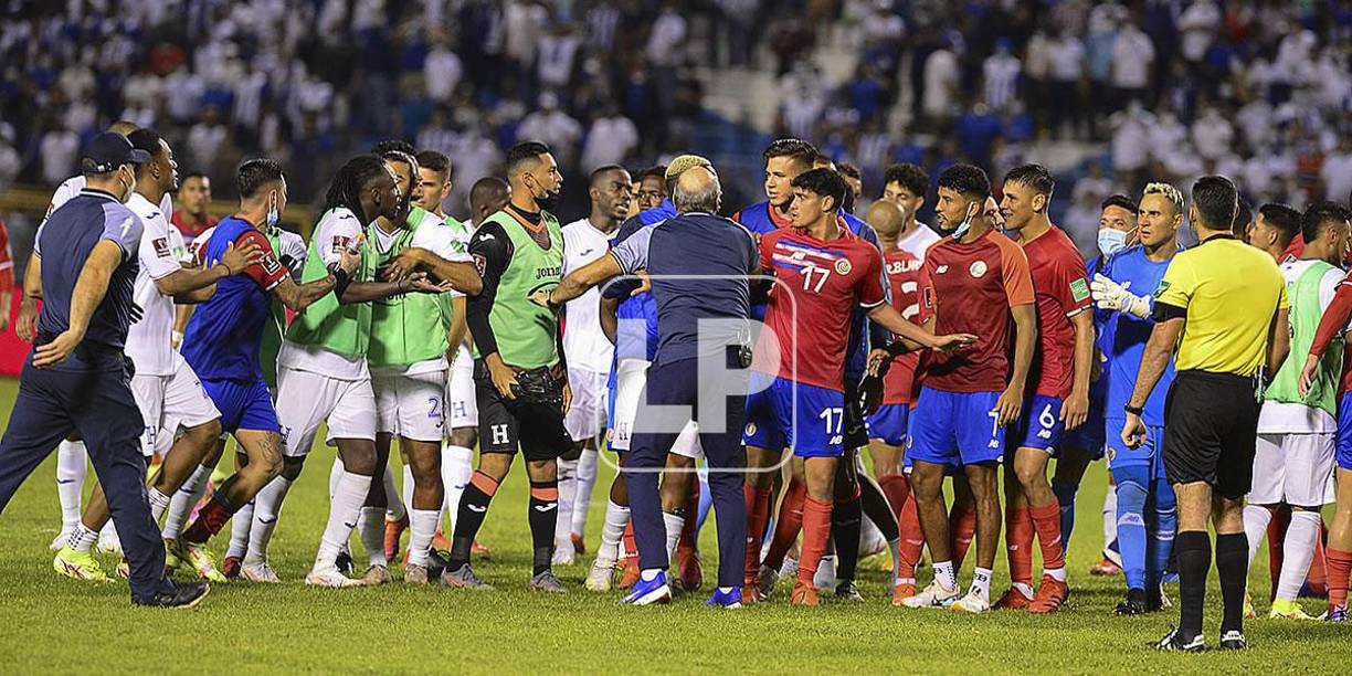 Tras el pitazo final, jugadores de Honduras y Costa Rica protagonizaron un zafarrancho.