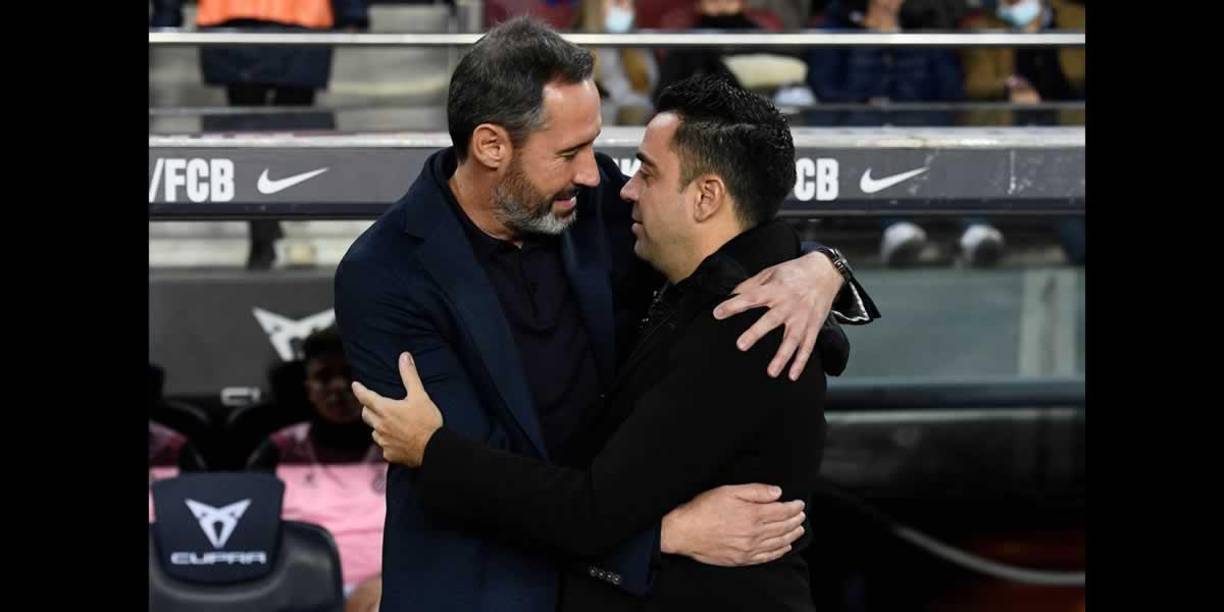 Xavi Hernández saludando a Vicente Moreno, entrenador del Espanyol, antes del derbi catalán.