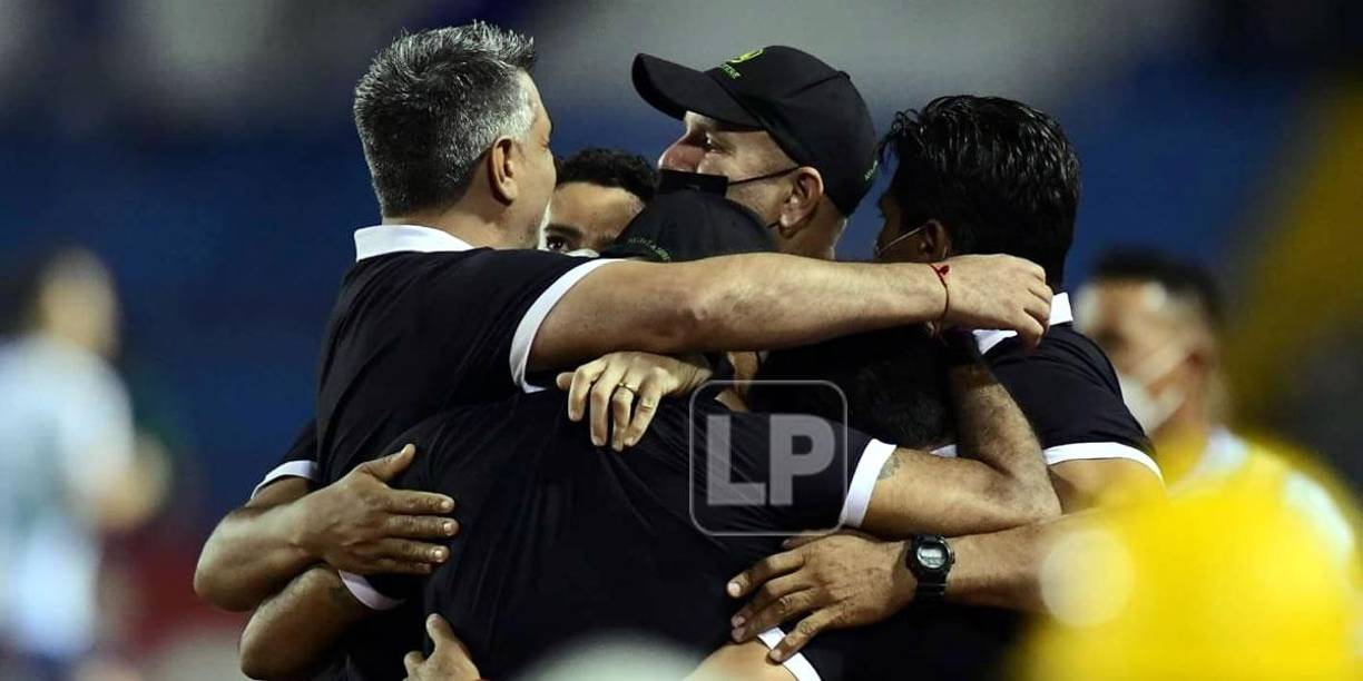 Diego Vázquez festejó con su cuerpo técnico el primer gol del partido.