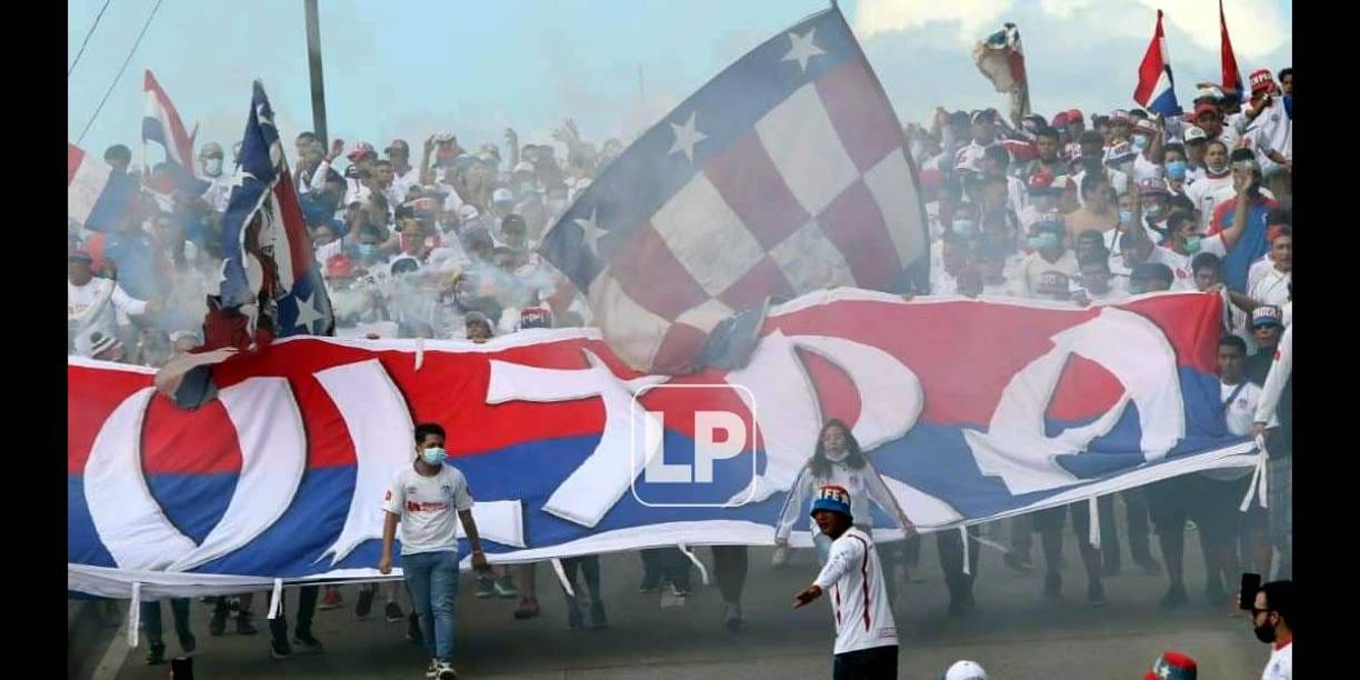 La Ultra Fiel montó un gran show en las afueras del estadio Nacional previo al inicio del partido.