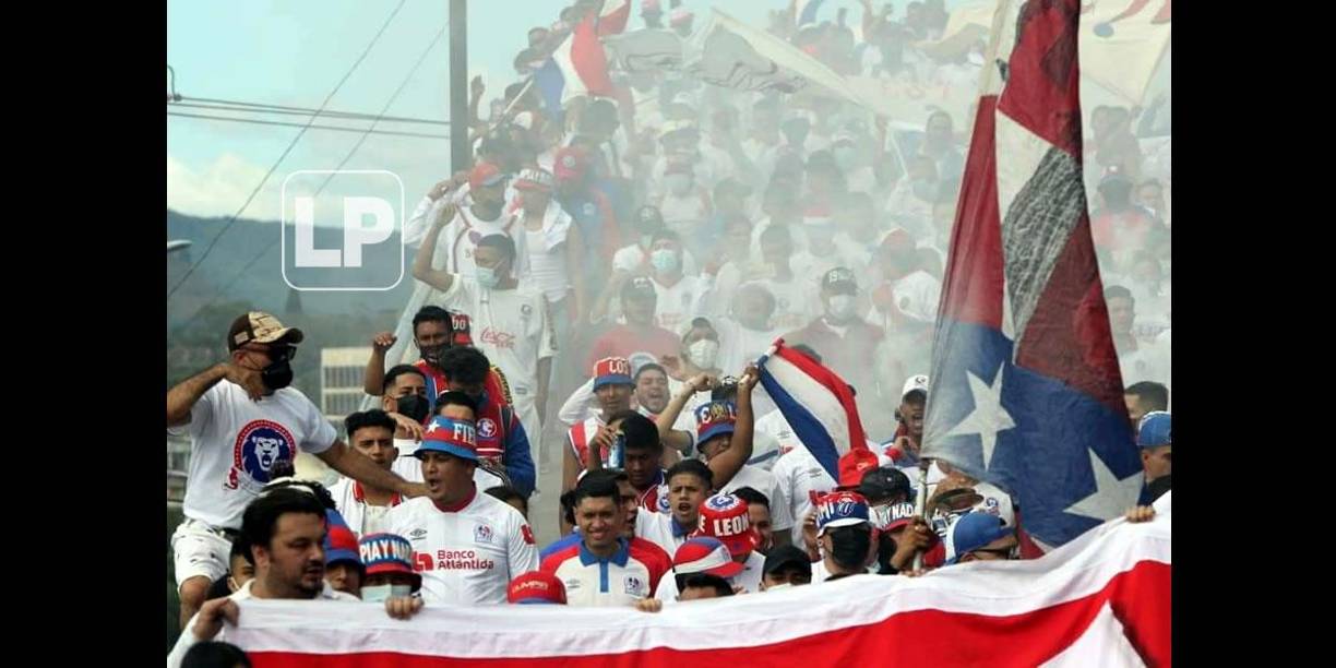 La Ultra Fiel montó un gran show en las afueras del estadio Nacional previo al inicio del partido.