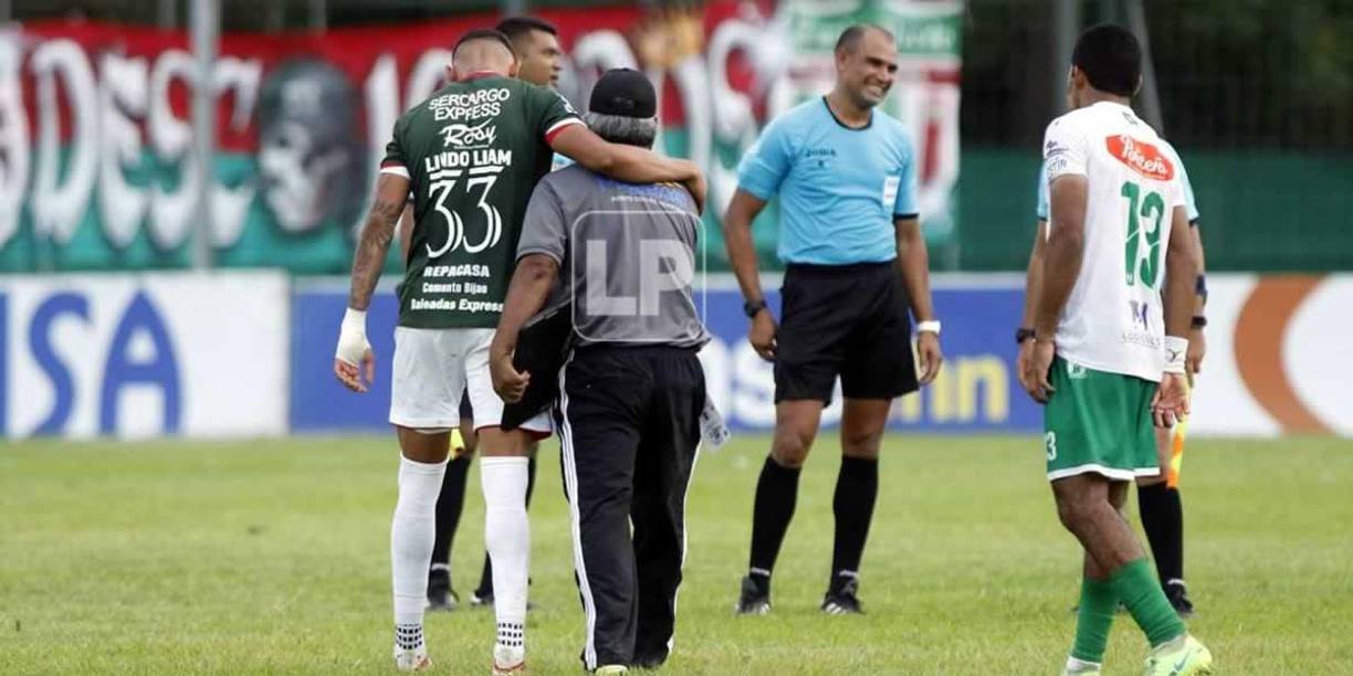 ‘Primitivo‘ Maradiaga saludando a Kervin Arriaga al final del partido.