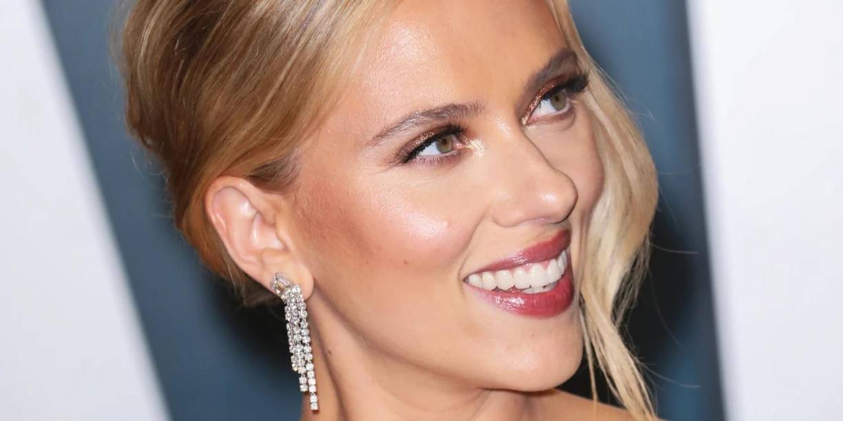 Interesada por la actuación, realizó <b>audiciones </b>de anuncios, y a los ocho años participó en la obra “Sophistr”. Un año después debutó en el cine con un papel en la <b>comedia </b>de Rob Reiner “North” (1994).