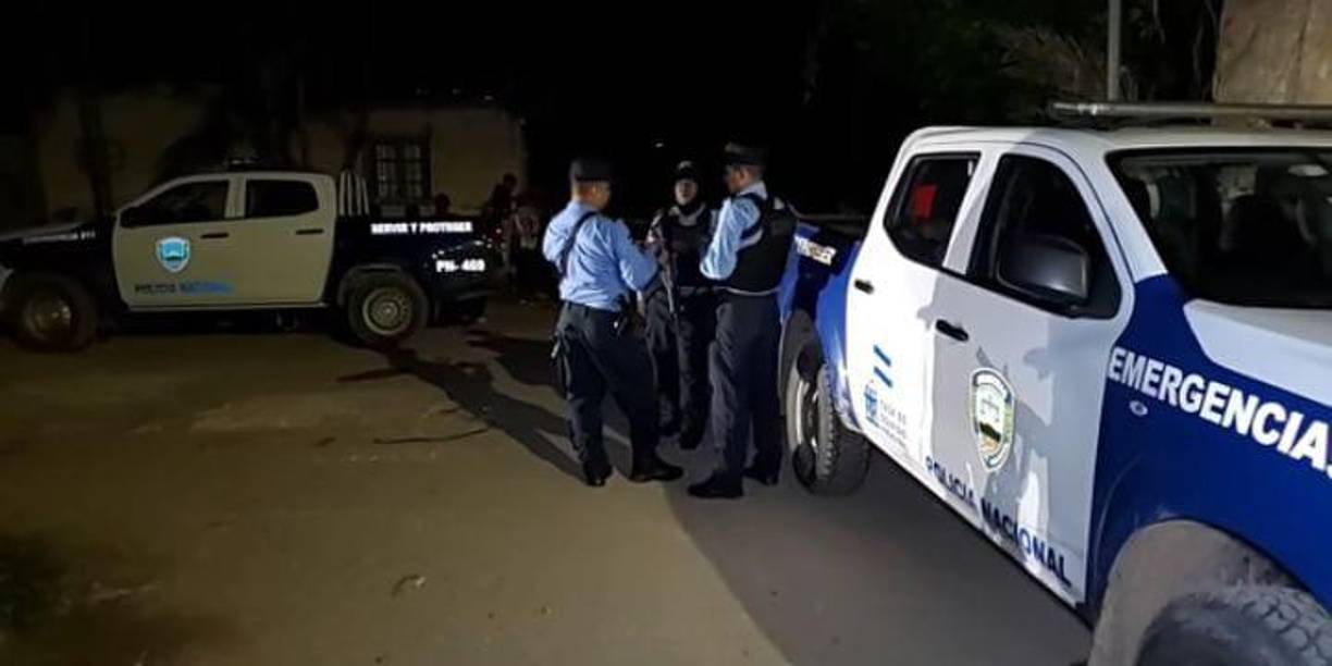 El otro cuerpo quedó acostado de lado y andaba camiseta celeste, pantalón y sandalias azules.