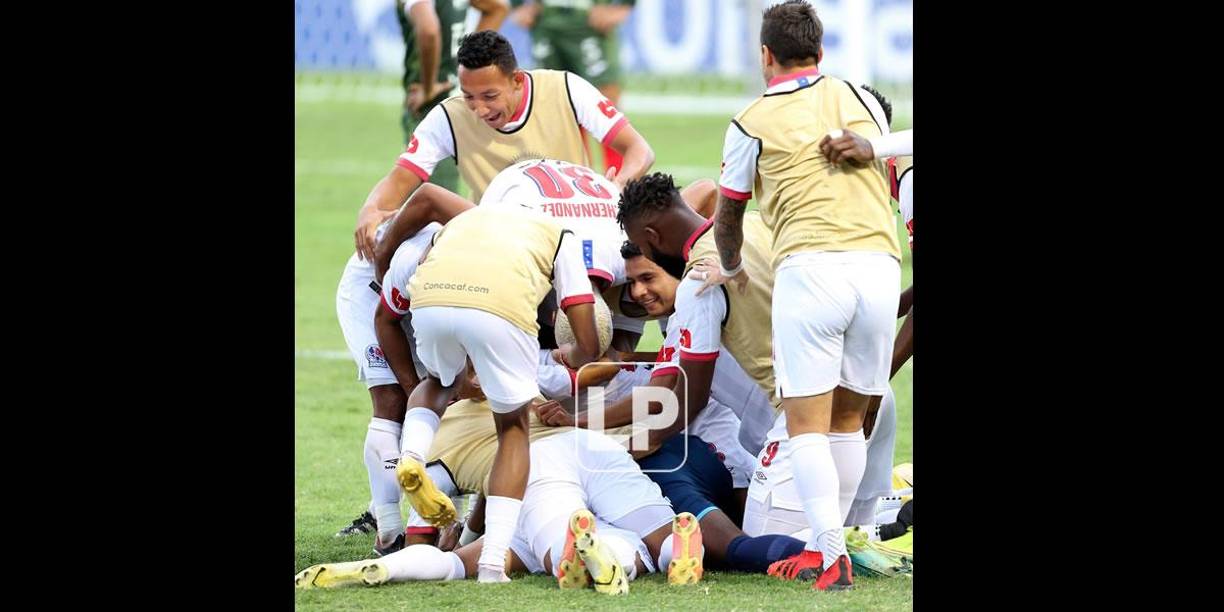 Todos los jugadores se fueron encima de Diego Reyes tras anotar el 3-0.