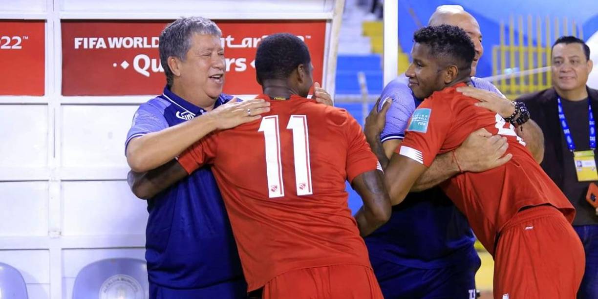 Los jugadores de Panamá se acercaron al banquillo de Honduras para saludar al ‘Bolillo‘ Gómez, quien los dirigió en el proceso pasado y los llevó al Mundial de Rusia 2018.