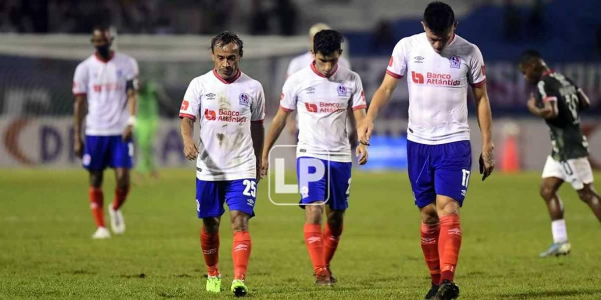 Así de cabizbajos salieron los jugadores del Olimpia tras el pitazo del primer tiempo.