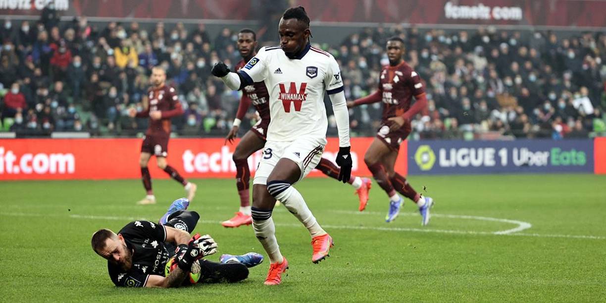 Alberth Elis desde el pitazo inicial comenzó a dar dolores de cabeza a la defensa rival y metió en problemas al portero del Metz.