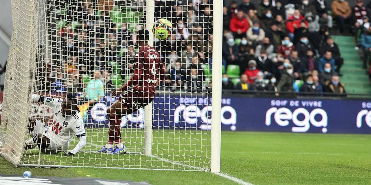 Elis llegó a cerrar un centro desde la izquierda y se metió con todo y el balón al fondo de la portería del Metz para abrir el marcador en el encuentro.