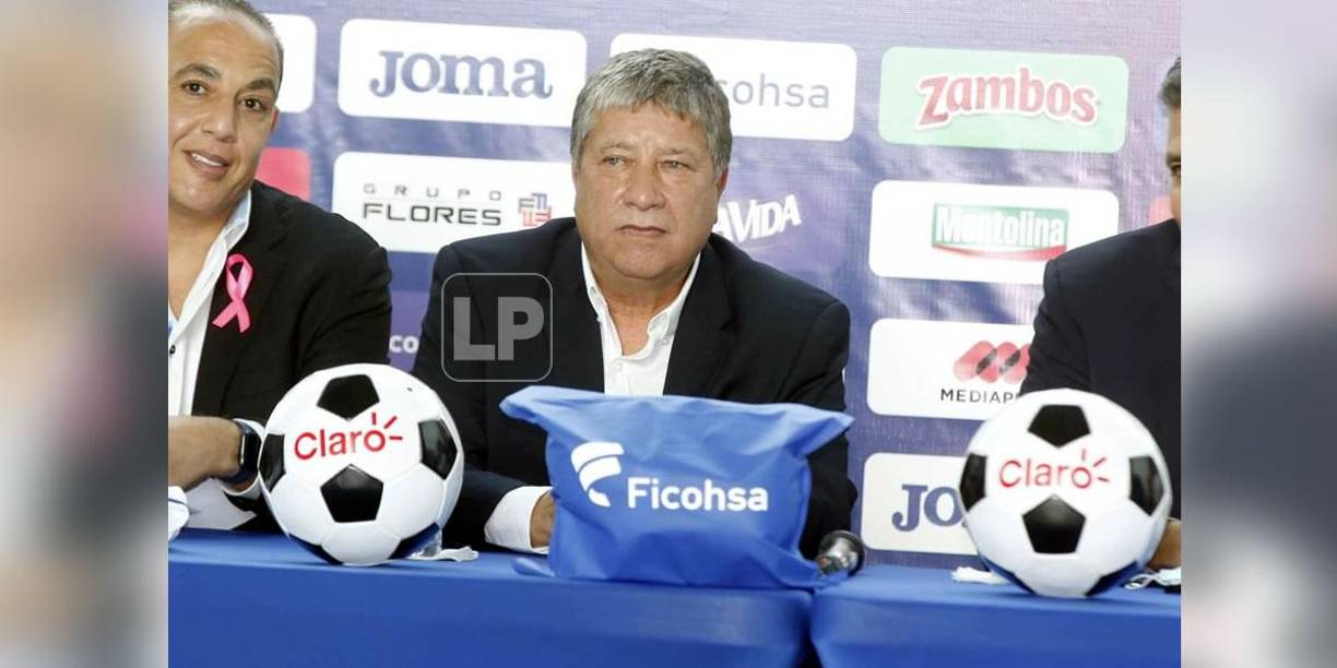 ‘Bolillo‘ Gómez aseguró que se puso nervioso al ver a muchos medios en el salón durante su presentación. “Este escenario parece un antes y después de un partido del Mundial. Cuando miré todo esto (grupo de periodistas) me asusté y cuando me pongo nervioso es porque tengo los cinco sentidos bien. Muchas gracias por el recibimiento”, dijo.