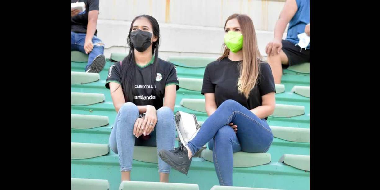 ‘Tita‘ Torres, la esposa del delantero de Marathón, Carlo Costly, asistió al estadio para apoyar a su marido.