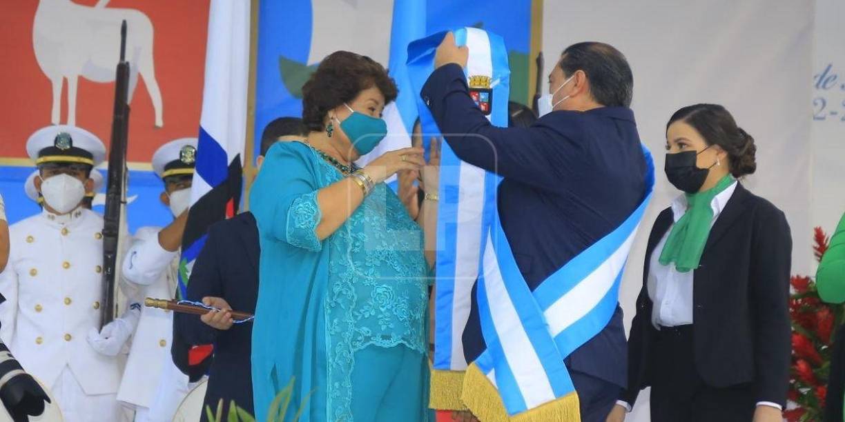 Allan Ramos entrega la banda municipal a Martell, su compañera de fórmula en otros períodos. 