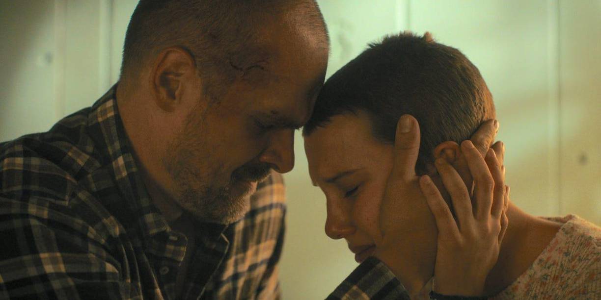 Harbour continuó: “Pero, por supuesto, es muy agridulce. Ya sabes, hay tristeza allí. Pero también, todos hemos crecido. Es hora de que dejemos ese nido y probemos otras cosas y proyectos diferentes. Y de dejar que los hermanos Duffer prueben cosas diferentes también. Quiero decir, esos chicos son muy talentosos. Quiero ver qué se les ocurre a continuación. Así que es agridulce, pero definitivamente es el momento”.