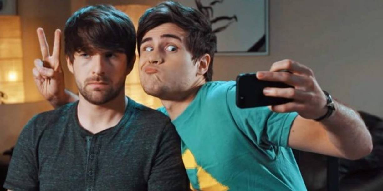 #4: Smosh - 7 millones de dólares. Anthony Padilla e Ian Hecox son dos pioneros en Youtube. Los dueños de este canal de humor crearon su cuenta en 2005, desde entonces han logrado más de 22 millones de seguidores y patrocinadores como la empresa de cuchillas de afeitar Schick.