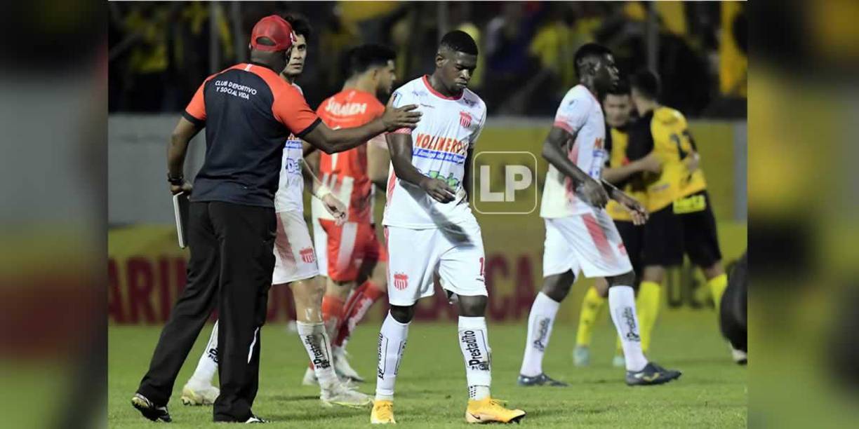 La tristeza de los jugadores del Vida al no poder quedar líder del campeonato.