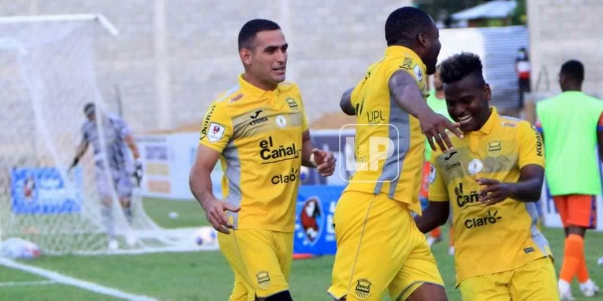 Maikel García celebrando con Kevin Álvarez y Omar Rosas su gol ante la UPN.