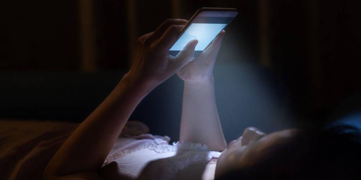 El ojo percibe la luz a través de los bastones y los conos de la retina, y de unas neuronas especializadas llamadas <b>células ganglionares de la retina</b> que son intrínsecamente <b>fotosensibles</b>. Estas células nerviosas sincronizan los ritmos circadianos, contribuyen a la liberación de melatonina y se comunican con los neurotransmisores de todo el cerebro.