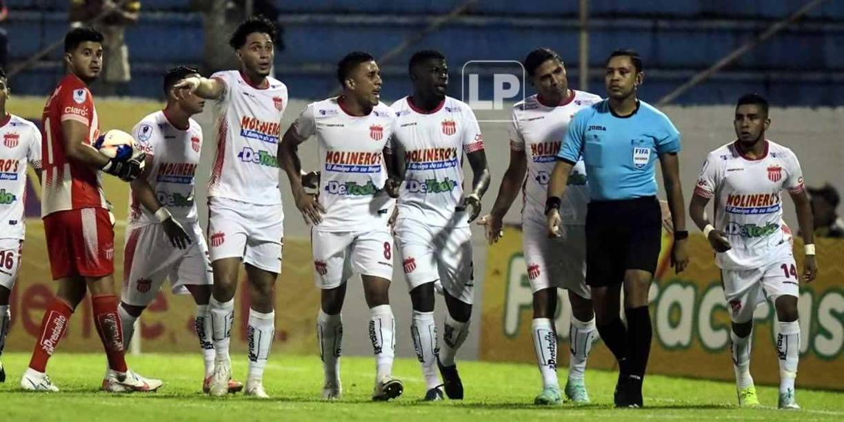 Los jugadores del Vida reclamando al árbitro Selvin Brown por el penal que pitó a favor del Real España.