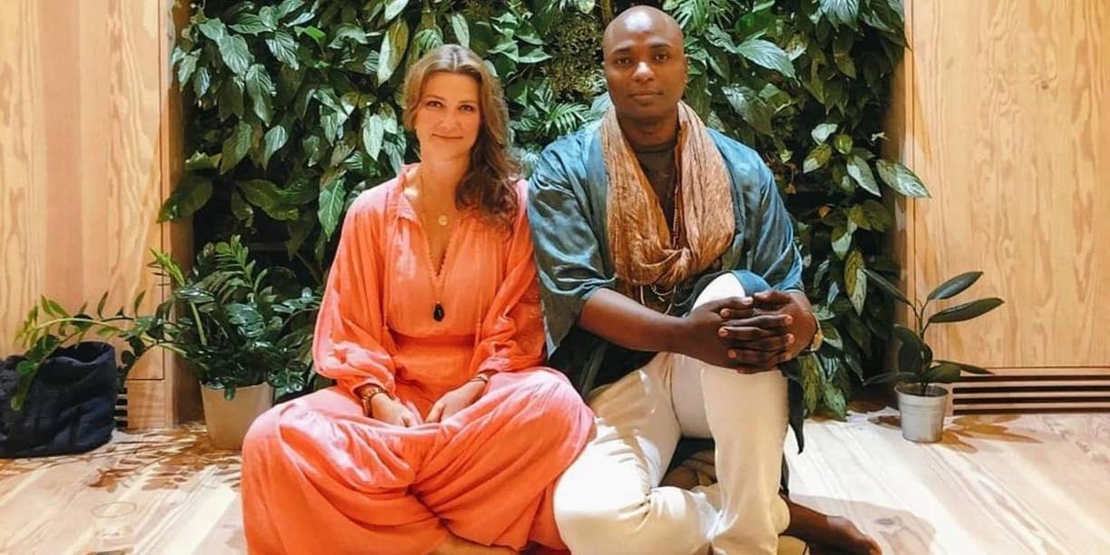 De esta manera, la hermana de Haakon de Noruega abre una nueva etapa de su vida, tres años después de su divorcio con Ari Behn, el que fue su marido durante 14 años y el padre de sus tres hijas, Maud Angelina, Leah Isidora y Emma Tallulah. Una vez más, la royal demuestra que no desea seguir las exigencias de Palacio, tal y como declaró al anunciar su nuevo enamoramiento: “ No elijo a mi hombre para satisfacer a ninguno de ustedes “.