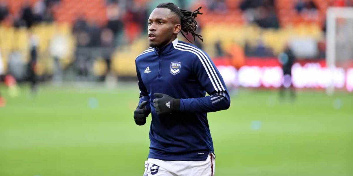 El delantero hondureño durante el calentamiento del equipo previo al partido.