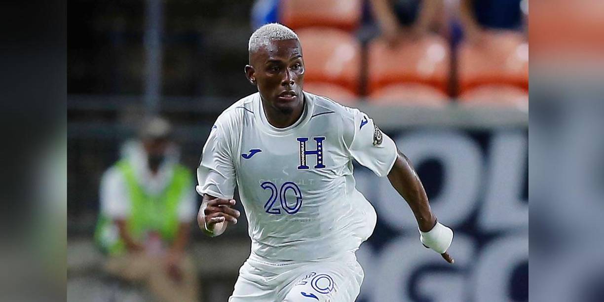 Deybi Flores se perfila para estar en el centro del campo y así cortar los avances de Costa Rica.