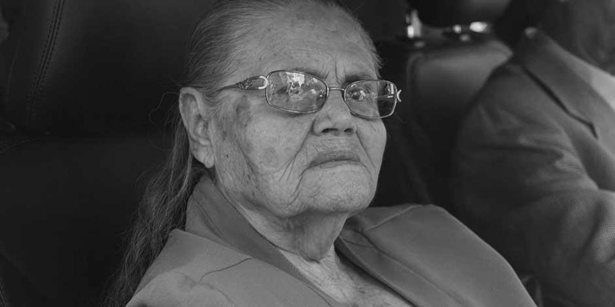 La señora Consuelo Loera, de 94 años, habría permanecido ingresada en un centro médico privado de Culiacán, Sinaloa, durante varias semanas hasta que este domingo, alrededor de las 14:30 horas local, el personal del centro médico habría notificado a los servicios de emergencia del 911 el deceso de la madre de El Chapo.