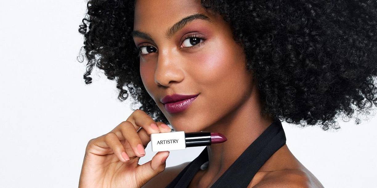 Borgoña:Este granate es el color de labios que favorece a las morenas sin excepción. Intenso y oscuro, pero a la vez clásico y elegante, este tono similar al vino ha de aplicarse bien para lucir perfecto: dibuja bien el contorno (ayúdate con un delineador si fuera necesario) y rellena con cuidado para no salirte. Es perfecto para la noche pero si lo combinas solo con máscara de pestañas y una piel natural, también puede ser una buena elección para el día. Fuente: Maybelline NY