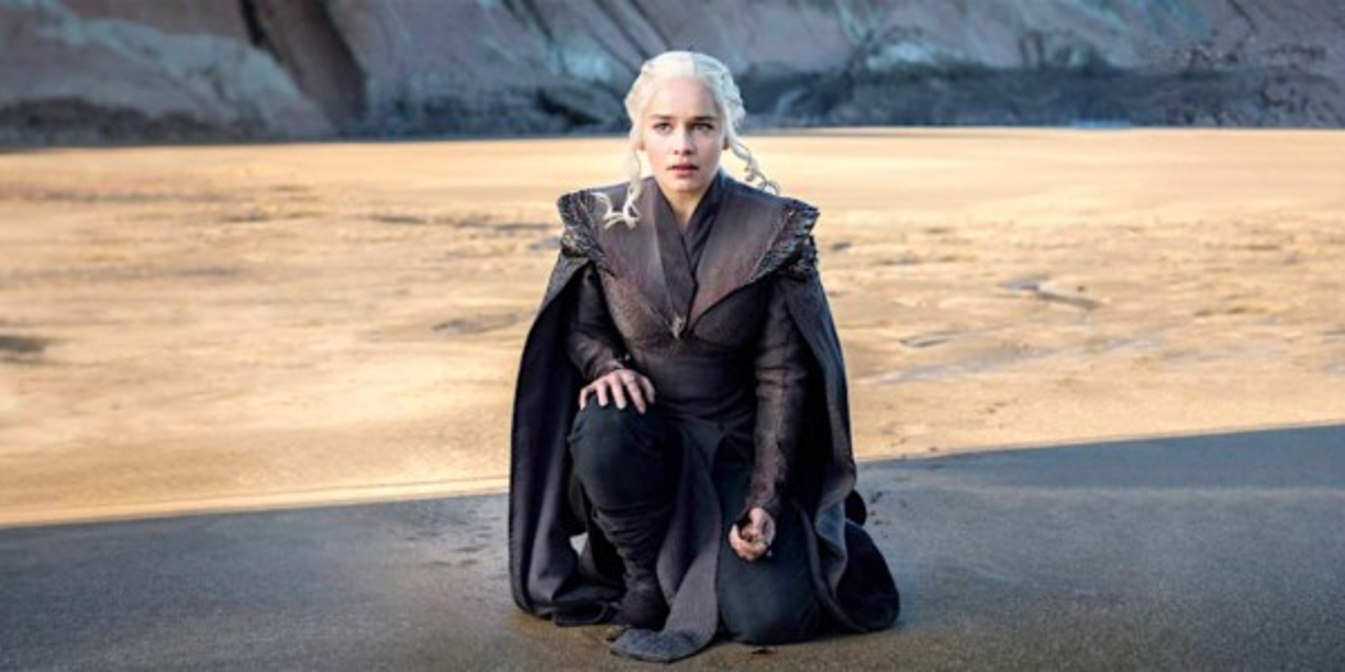 DAENERYS REGRESA A WESTEROS<br/>Un momento que los seguidores de la serie habían esperado a lo largo de seis temporadas era el regreso de Daenerys Targaryen a su antiguo hogar para reclamar el Trono de Hierro y el dominio de los Siete Reinos. Con su llegada a Rocadragón, la recta final de la serie se encamina a su conclusión.