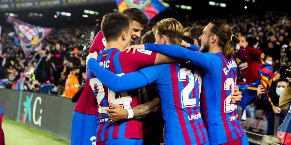 Los jugadores del Barcelona celebrando el gol de Memphis Depay.