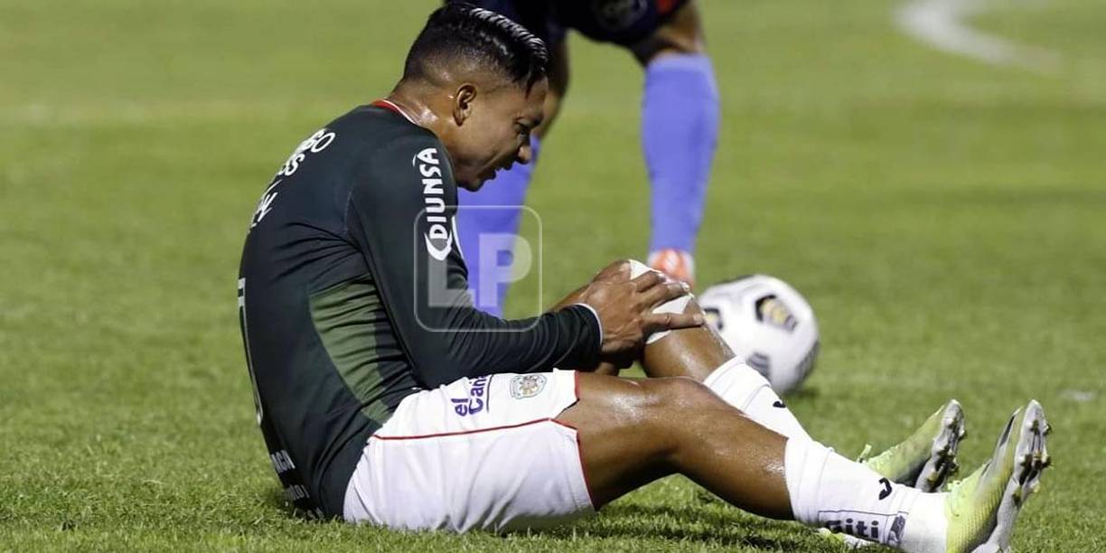 Emilio Izaguirre con gestos de dolor tras lesionarse de su rodilla izquierda.