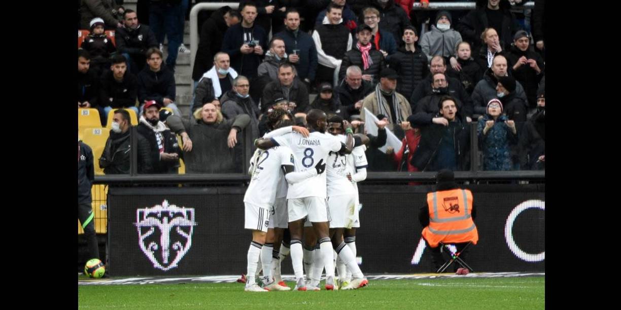 Alberth Elis siendo felicitado por sus compañeros tras marcar el primer gol del partido en Metz.