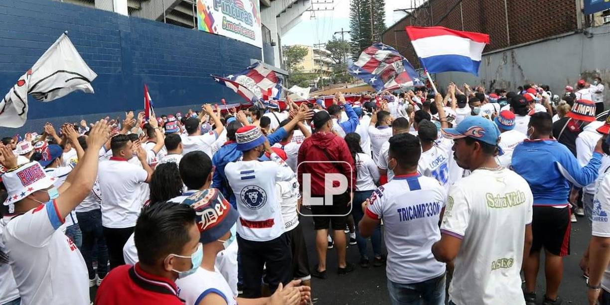 La Ultra Fiel montó un gran show en las afueras del estadio Nacional previo al inicio del partido.