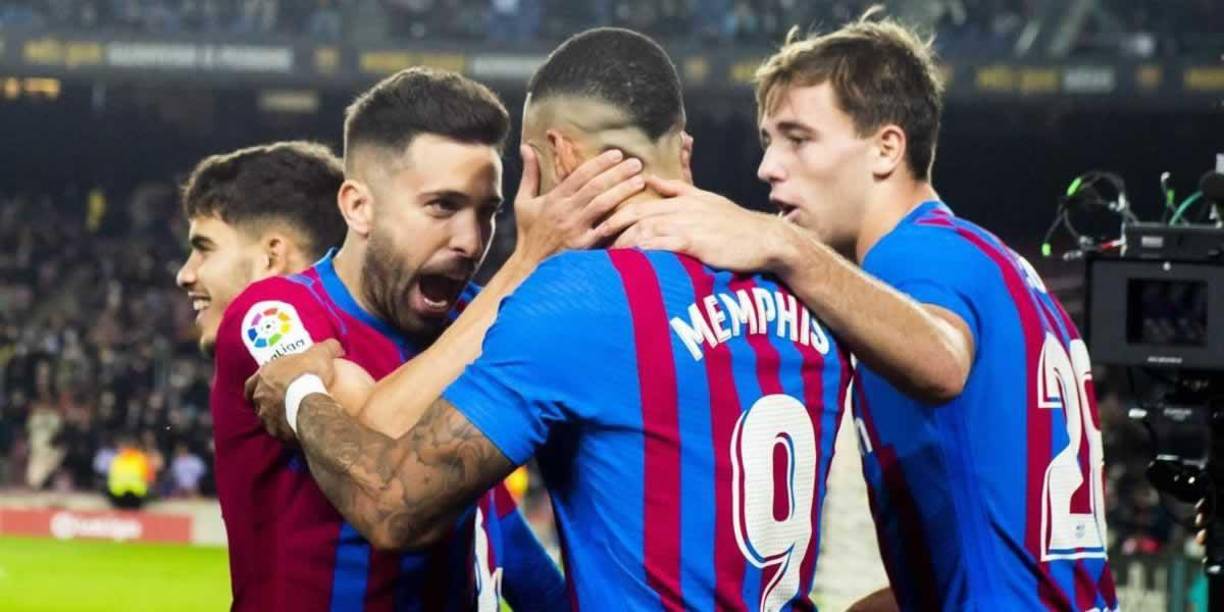 Jordi Alba felicitando a Depay por su gol.