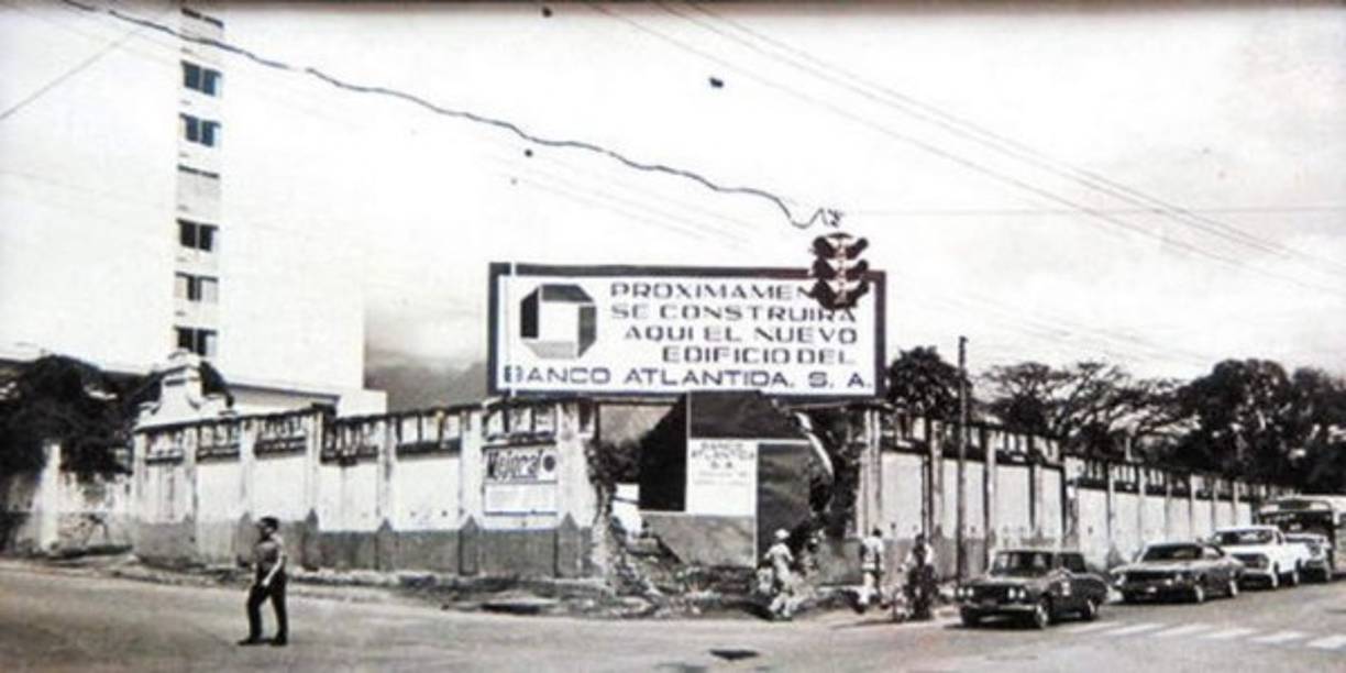 Así fue el anuncio colocado previo a la construcción. Nótese que ya existía el Hotel Sula, otra edificación referente del centro de la ciudad.