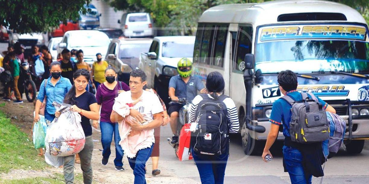 Miles de pasajeros tuvieron que caminar y buscar otras alternativas para llegar a sus hogares. 