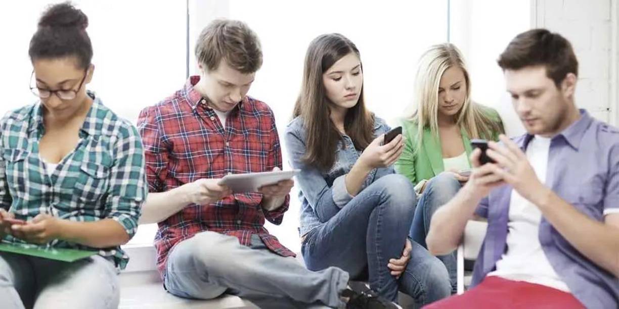 <b>5. Aislamiento social:</b> Pueden sentirse excluidos o marginados si no son parte de ciertas actividades, lo que puede llevar a un aislamiento social.