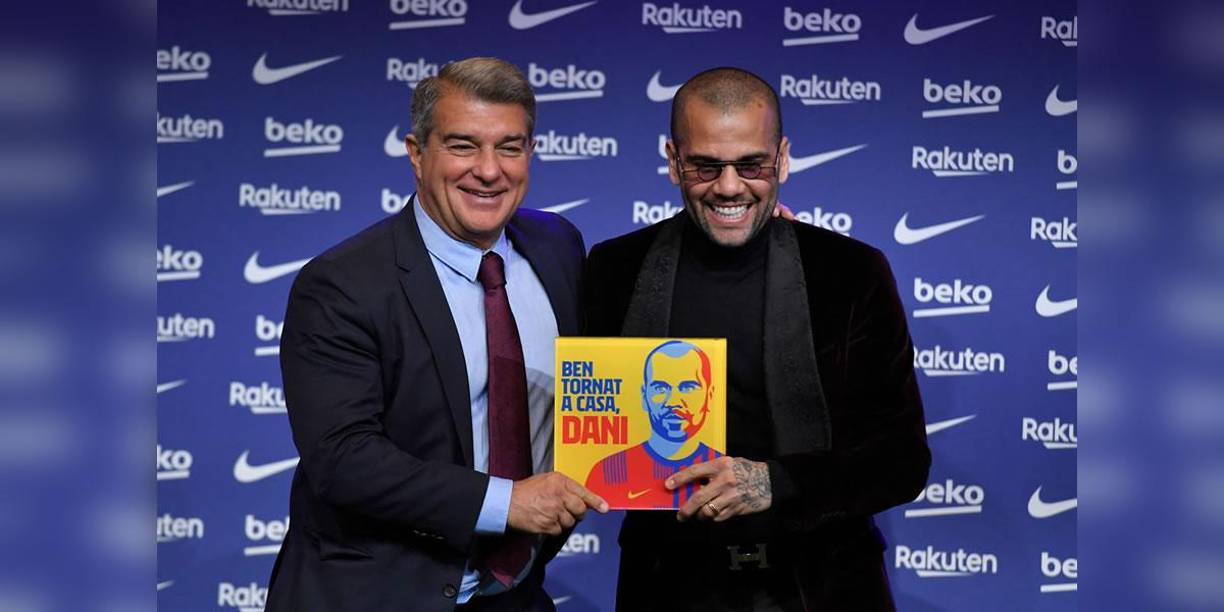 Joan Laporta se encargó de presentar a Dani Alves ante los medios.