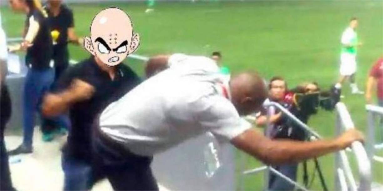 Wanchope se llevó un par de golpes por el miembro de seguridad.