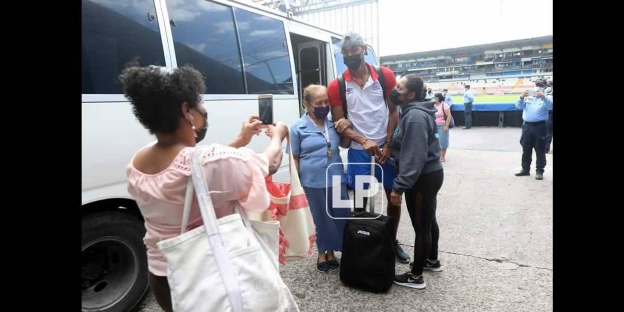 El bonito gesto de Jerry Bengtson. Al llegar al estadio, el delantero del Olimpia se detuvo para tomarse una foto con estas aficionadas.