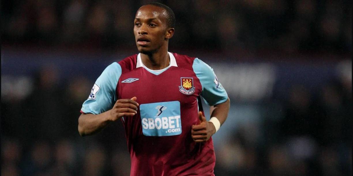 2. Savio Nsereko - El futbolista alemán nacido en Uganda llegó al West Ham procedente del Brescia en 2009 por una cantidad cercana a los nueve millones de euros. Tras seis meses en el banquillo, se fue trasladado a la Fiorentina por tres veces menos de lo que costó. Posteriormente, en 2012, cuando se encontraba en Tailandia de vacaciones, delantero fingió su propio secuestro y estafó a su propia familia, pidiendo 2.400 libras. Fue pillado por la policía y arrestado.
