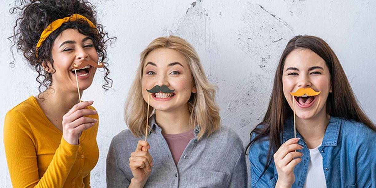 7. Olvídese del ridículo: “Lo más importante, para reírnos de nosotros mismos y de lo que nos rodea, consiste en no hacer caso de ese pequeño juez interno que aparece cada vez que sentimos que estamos haciendo el ridículo”, indica Rabasco. La autora invita a “no escuchar esa vocecita interior” que paraliza nuestro sentido del humor, porque “es la voz de ese ‘juez del ridículo’ que llevamos dentro, el cual ahuyenta la alegría, los buenos momentos y la espontaneidad y nos amarga la vida.