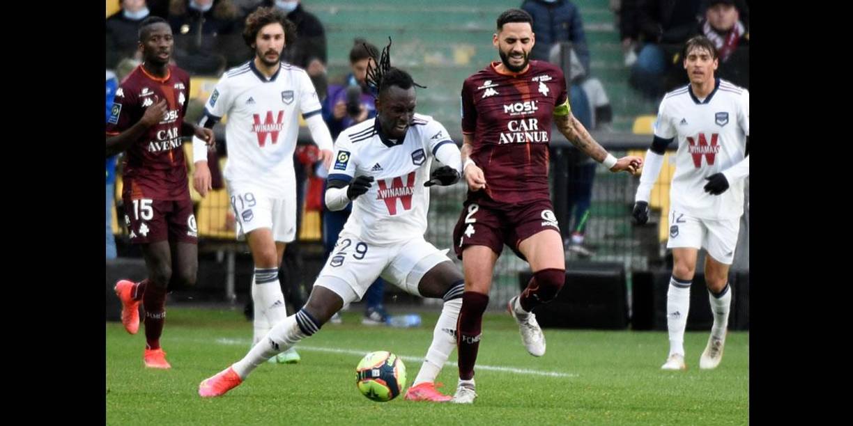 El hondureño tuvo duros duelos en el partido. Acá disputa el balón con el defensa argelino Dylan Bronn.