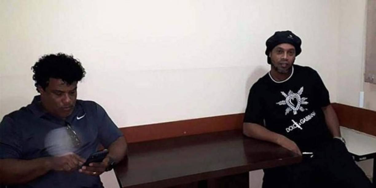 Los abogados del exfutbolista Ronaldinho intentan que el brasileño sea liberado de manera provisional de un cuartel policial de Asunción donde está detenido por uso de pasaporte paraguayo adulterado.
