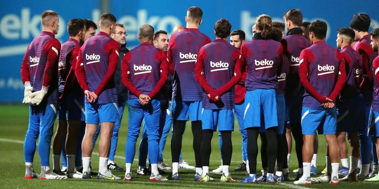 Risas y buen rollo: el primer entrenamiento de Xavi con el equipo completo del Barça
