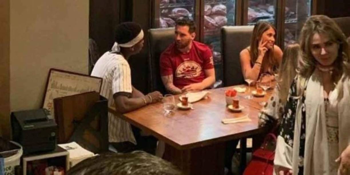 Pogba le explicó a Messi el cántico que los seguidores franceses hicieron durante el Mundial de Rusia. Se trata de una canción en la que se destacaba la figura de N’Golo Kante. Y es que durante el pasado Mundial, los seguidores franceses destacaron la figura del jugador del Chelsea, N’Golo Kante, con frases como “él detuvo a Messi”.