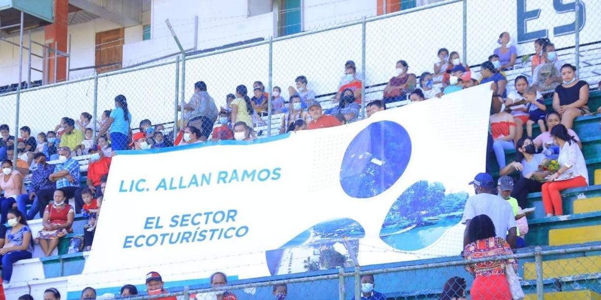 Mensajes alusivos a Allan Ramos, ahora exalcalde, también figuraron en las graderías del estadio. 