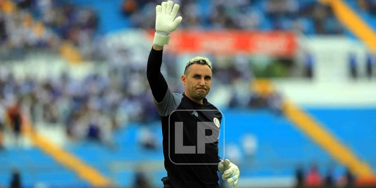 Keylor Navas saludando a la afición hondureña que lo ovacionó al salir a realizar el calentamiento. 