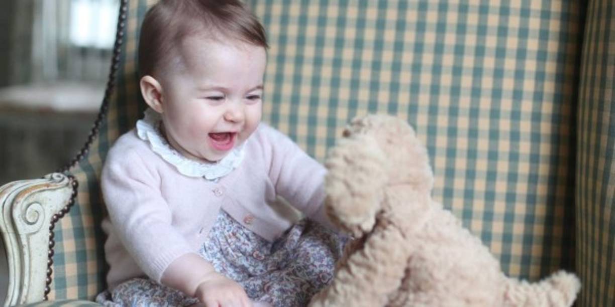La princesa Charlotte jugando con su oso de peluche.