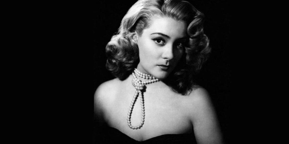 Dentro de sus propiedades inmobiliarias están un departamento en la Ciudad de México y su lujosa mansión, ubicada en Jardines del Pedregal, la cual fue diseñada por el arquitecto Manuel Rosen y es reconocida por tener una alberca olímpica y un diseño modernista, por lo que está valuada en 65 millones de pesos. Otro de los bienes más representativos para la actriz es el Teatro Silvia Pinal, en la Colonia Juárez. Es un lugar histórico que preserva décadas de arte y cultura.